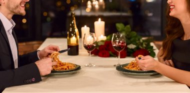 Sevgililer günü kavramı üzerinde romantik akşam yemeği