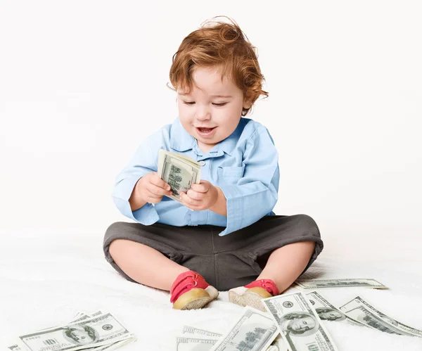 Junge sitzt mit Geldscheinen auf dem Boden — Stockfoto