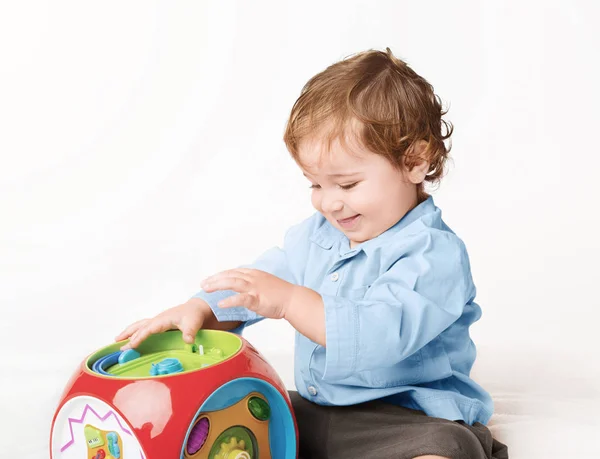 Adorable bébé garçon jouer avec le développement jouet — Photo