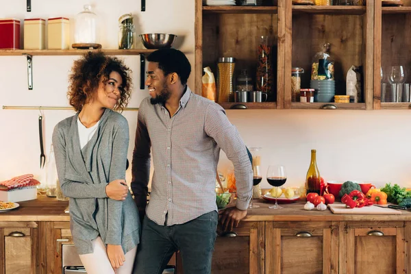 Preciosa pareja negra de pie en la acogedora cocina —  Fotos de Stock