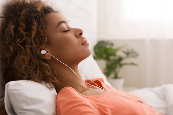 Mujer afroamericana escuchando música tranquila y relajante — Foto de Stock