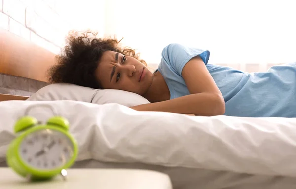 Nieszczęśliwa kobieta cierpi na bezsenność, leżąc w łóżku — Zdjęcie stockowe