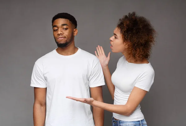 Jovem mulher negra discutindo com seu namorado que ignorando-a — Fotografia de Stock