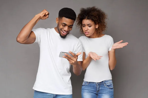 Opgewonden man verheugen winnen, gemaakt van weddenschappen op de website, vrouw geërgerd — Stockfoto