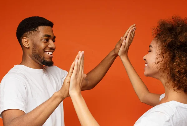 Feliz hombre negro y mujer aplaudiendo sus manos — Foto de Stock