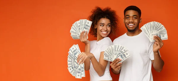 Casal feliz segurando um monte de notas de dinheiro — Fotografia de Stock