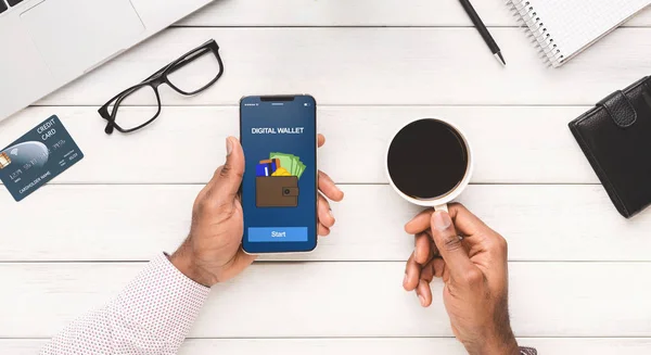 Man använda smartphone med digital plånbok ansökan — Stockfoto