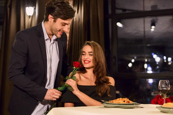 Hombre Dando Rosa Novia Feliz Durante Cena Romántica Restaurante Noche — Foto de Stock