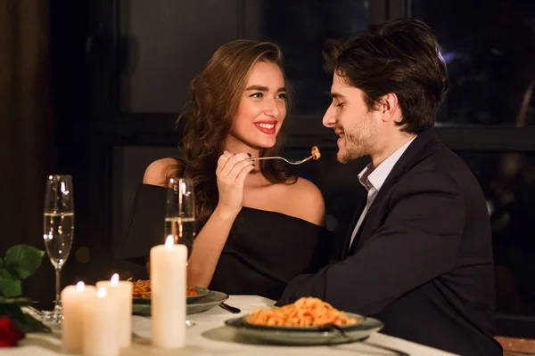 Paar beim Abendessen im Restaurant — Stockfoto
