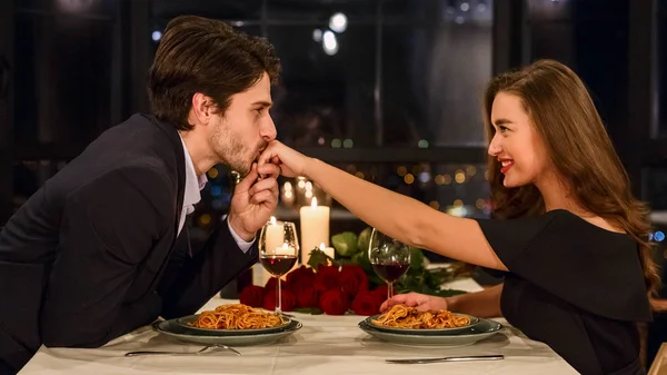 Hombre besando la mano de su novia. — Foto de Stock