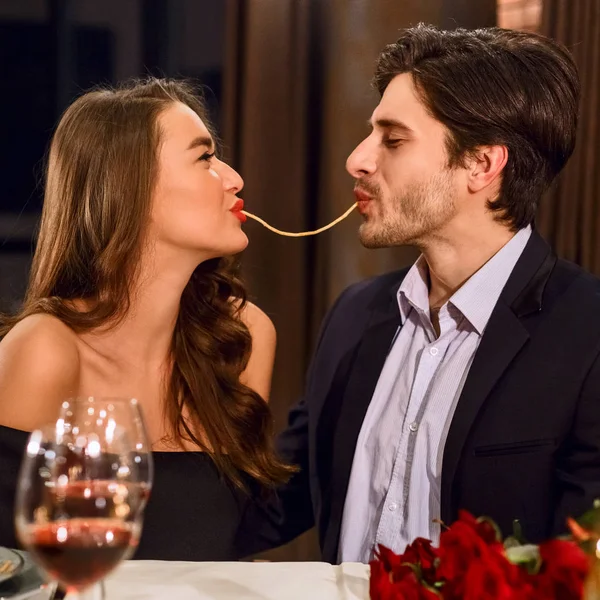 Loving couple in Italian restaurant — Stock Photo, Image