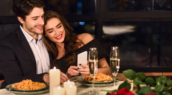 Casal Feliz Olhando Fotos Smartphone Durante Romântico Namoro Restaurante — Fotografia de Stock