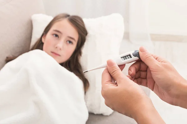 Mãe medir a temperatura de sua filha doente — Fotografia de Stock