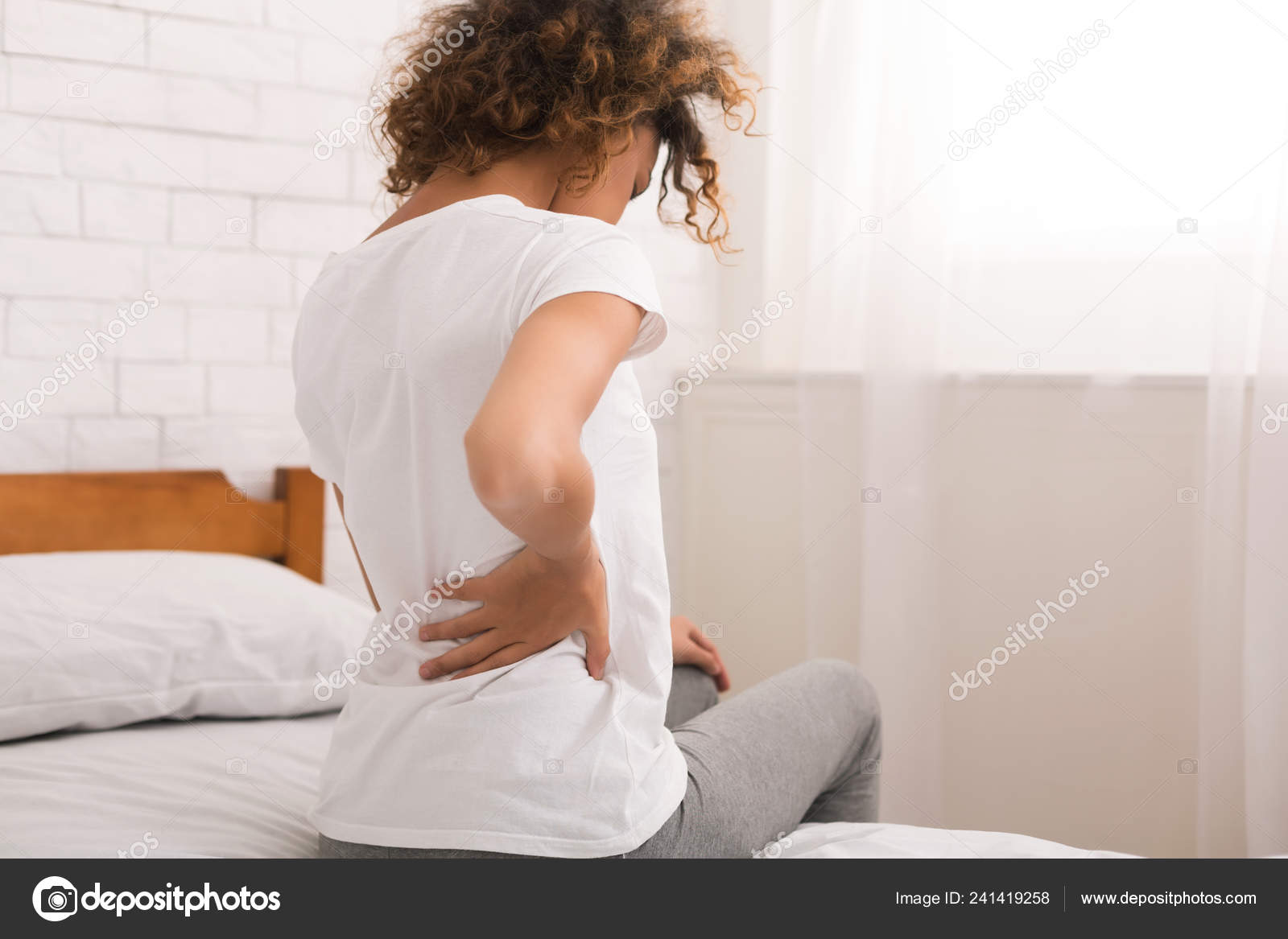 Болит по утрам поясница. Девушка болит спина. Боли в пояснице после сна. Боль в спине. Утром после сна болит поясница.