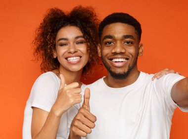 Mutlu Afro-Amerikan erkek ve kadın selfie yapma