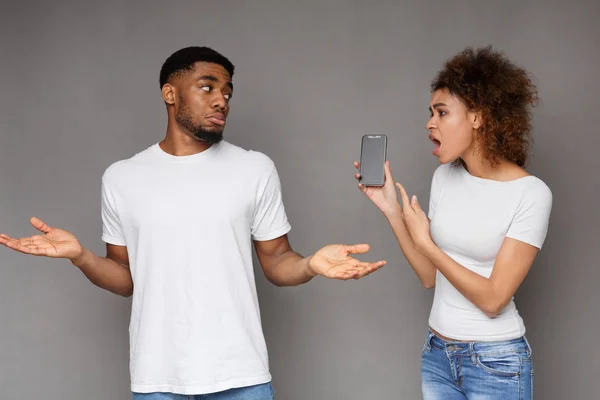 Girlfriend asking for explanation to her cheater boyfriend — Stock Photo, Image