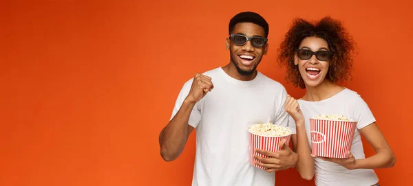 Riendo pareja en gafas 3d sosteniendo cubos de palomitas de maíz —  Fotos de Stock