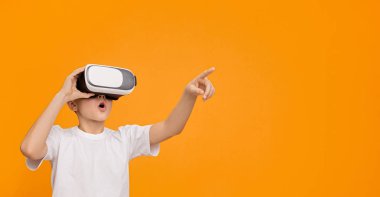 Biraz heyecanlı çocuk sanal gerçeklik, kopya alanı yaşıyor