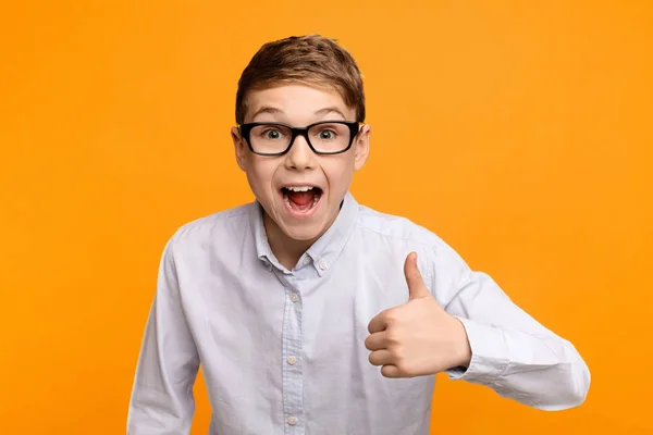 Petit garçon dans des lunettes montrant pouce vers le haut geste — Photo