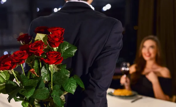 Blumen für geliebte Frau — Stockfoto