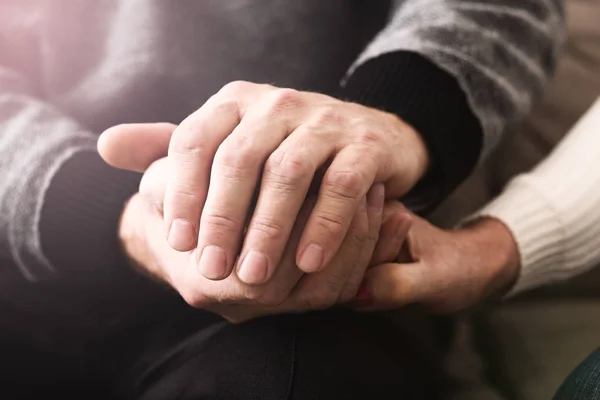 Amor y apoyo. Las personas mayores se toman de la mano tiernamente —  Fotos de Stock