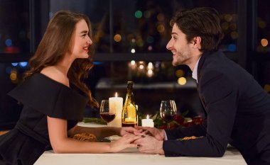 seven çift bir restoranda