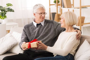 Üst düzey kocası hayran karısına sürpriz yapma