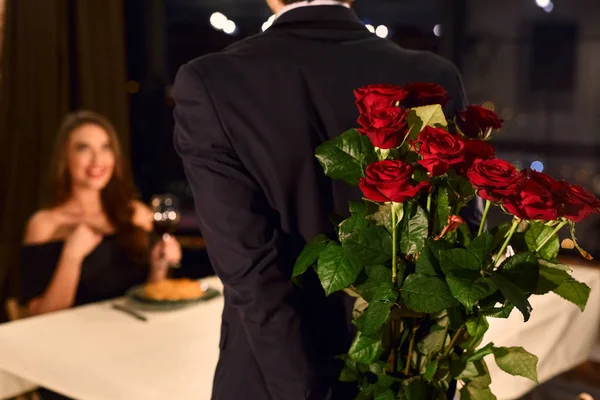 Sorpresa romantica per il concetto di fidanzata — Foto Stock