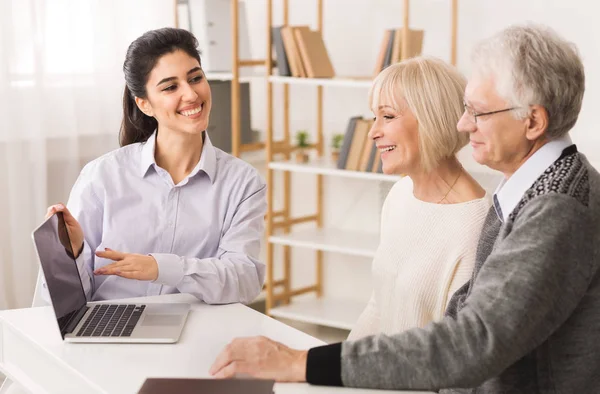 Ältere Paare treffen sich mit Immobilienmakler — Stockfoto