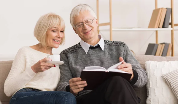 Älterer Mann zeigt Frau Illustration in Buch — Stockfoto