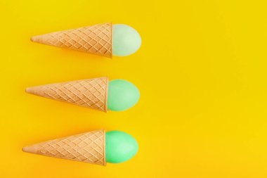 Parlak yaratıcı Paskalya arka plan ile yumurta Gözleme koniler