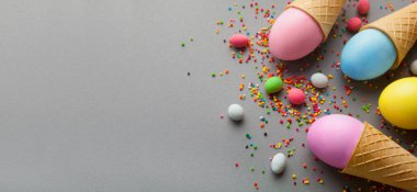 Gözleme koniler gri arka plan üzerinde renkli Paskalya yumurtaları