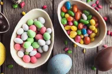 Çikolata yumurta ile renkli şeker dolu