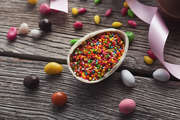 巧克力复活节彩蛋与五颜六色的糖果洒 — 图库照片