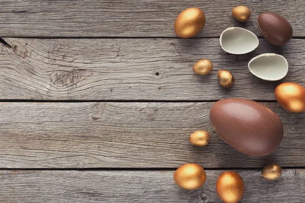 木背景的巧克力和金黄复活节彩蛋 — 图库照片
