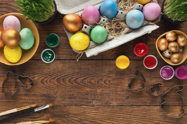 复活节彩蛋和烘焙形式的框架 — 图库照片