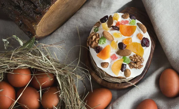 Пасхальный торт с сухофруктами и яйцами вид сверху — стоковое фото
