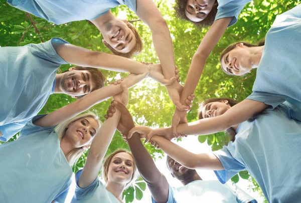 Gruppo di volontari felici collaborano al parco — Foto Stock