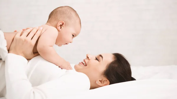 Madre con bambino a letto divertendosi — Foto Stock