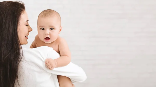 Portrait of angelic baby and his mother — Stock Photo, Image