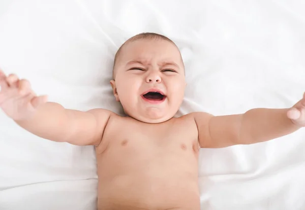 Closeup portret van pasgeboren huilende schreeuwende baby — Stockfoto