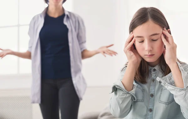 Quarrel entre mãe e filha em casa — Fotografia de Stock