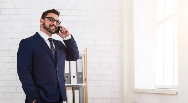 Telefon pencere duran, müşteri ile konuşurken girişimci — Stok fotoğraf