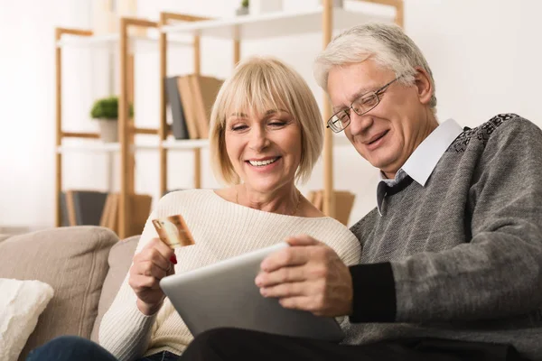 Moderní Senior Pár Online Nakupování Tabletu Kreditní Kartu Doma — Stock fotografie