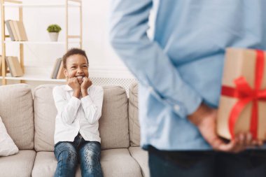 Kızım için bir hediye gizleme, sürpriz yapma baba