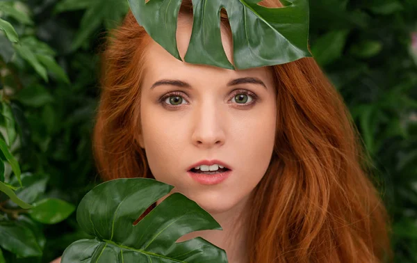 Sensuele portret van roodharige vrouw met groene bladeren — Stockfoto