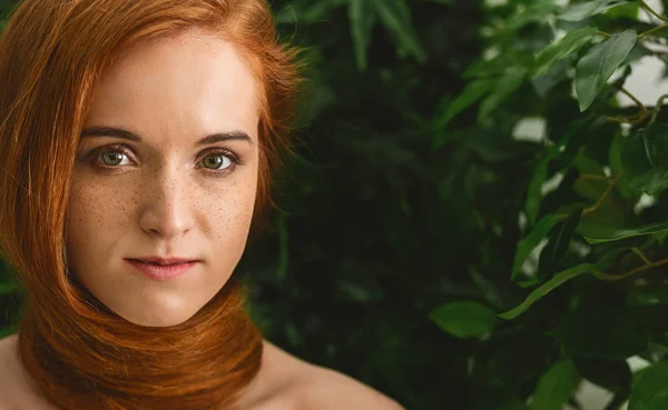 Jonge vrouw met rood haar rond de hals als sjaal — Stockfoto