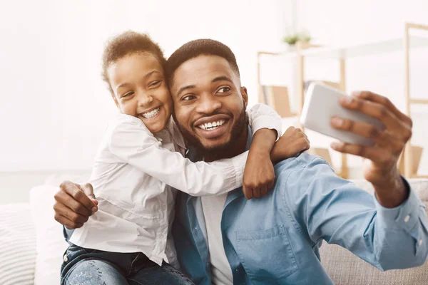 Jovem pai com filhinha tomando selfie — Fotografia de Stock