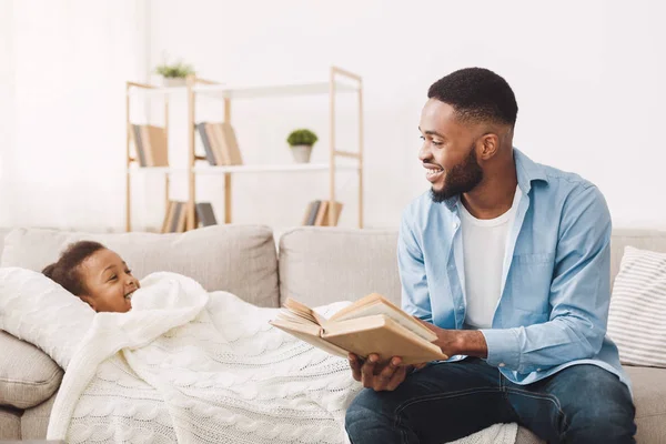Yatmadan önce küçük kızına hikayelerini okuyarak baba — Stok fotoğraf
