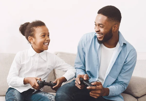 Feliz padre e hija jugando videojuegos en casa — Foto de Stock